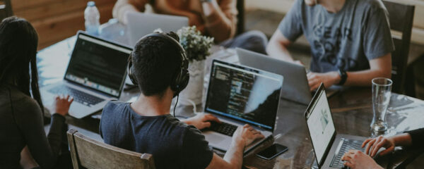Plusieurs employés en marketing omnicanal au travail