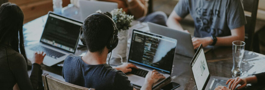 Plusieurs employés en marketing omnicanal au travail